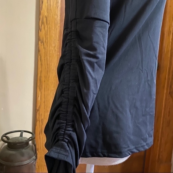 𝅺FABLETICS sweater - Picture 2 of 5